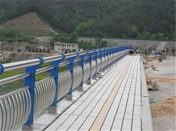 太原不锈钢桥梁护栏的特性及其在现代建筑中的应用